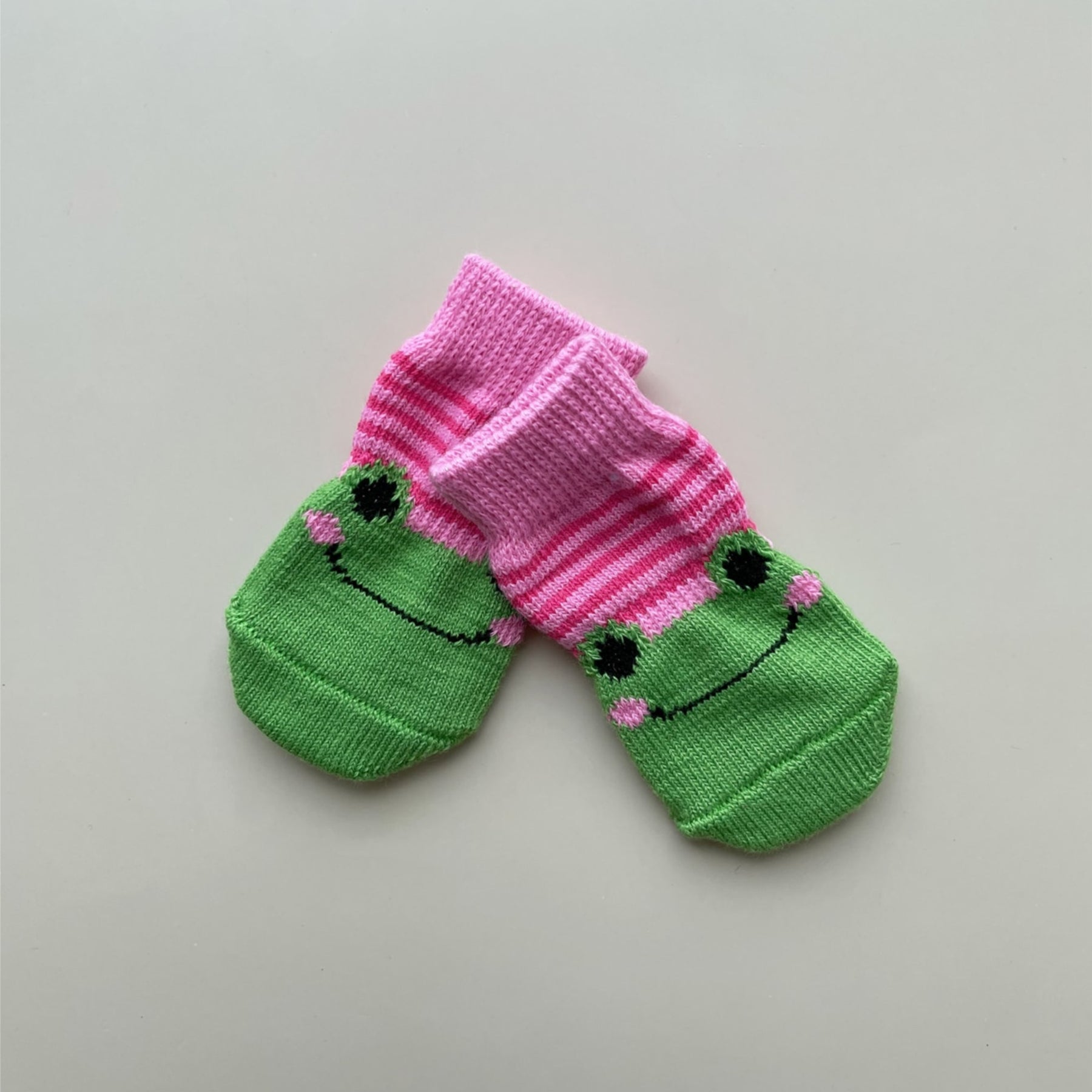 MAGICAL FROG SOCKS